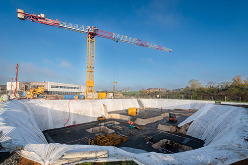 Photo grand angle du chantier en cours de la chaufferie biomasse avec une grue en arrière-plan