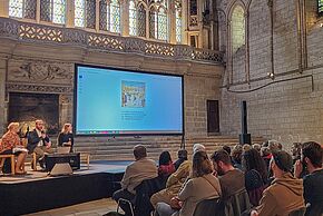 Photo d'une conférence dans la Grande Salle du Palais