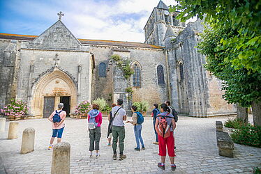 Personnes regardant une église