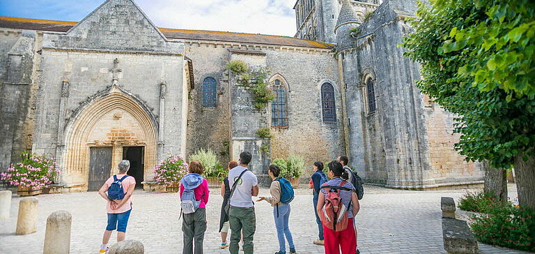 Personnes regardant une église