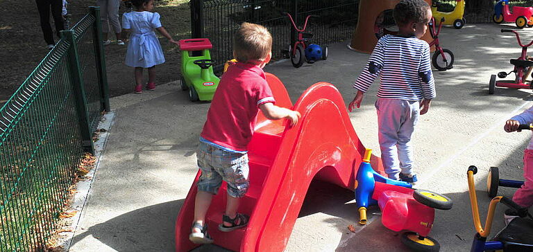 Enfants jouant dans une aire de jeux