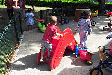 Enfants jouant dans une aire de jeux