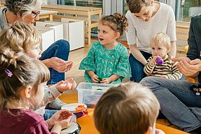 Groupe d'enfants avec leurs parents