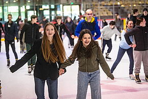 Personnes sur la glace de la patinoire de Grand Poitiers