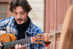 Photo de Gabriel Bianco en train de jouer de la guitare.