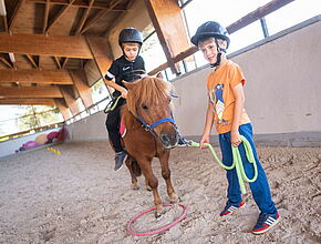 enfants avec un poney - Agrandir l'image (fenêtre modale)