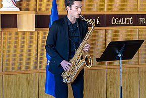 Photo d'une personne jouant du saxophone