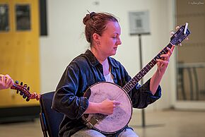 Femme jouant un instrument de musique