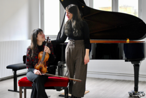 Photo de deux musiciennes avec leurs instruments.