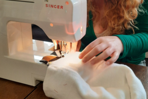 Photo d'une personne en train de faire de la couture avec une machine