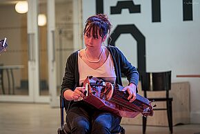 Femme jouant un instrument de musique