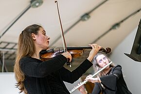 Femmes faisant du violon