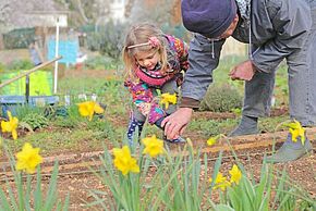 Enfant jardinant