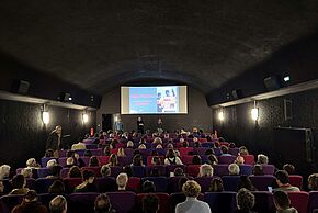 Photo de spectateurs assis dans la salle du cinéma Le Dietrich