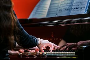 Personne faisant du piano