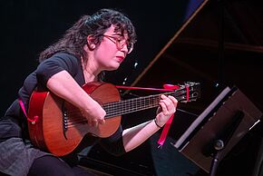 Femme faisant de la guitare