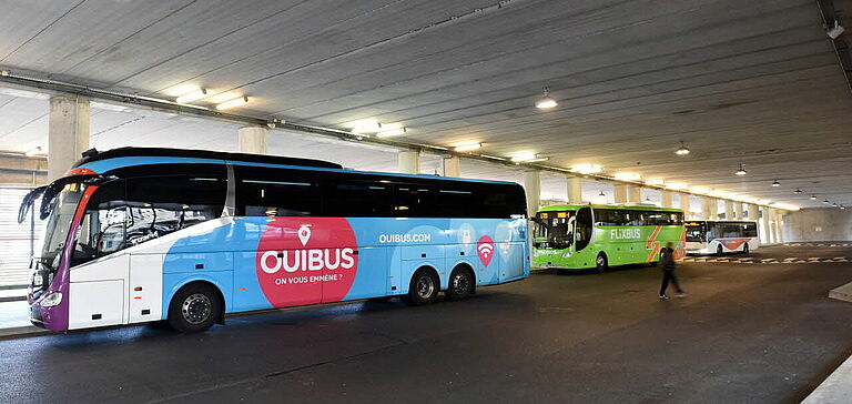 Bus stationnés dans une gare routière