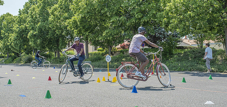 Personnes faisant du vélo dans une zone de pratique