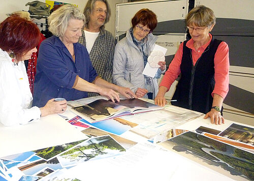 Groupe de personnes adultes assistant à un cours aux Beaux-arts