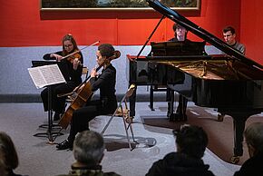 Photo prise au musée Sainte-Croix d'un groupe de musique donnant un concert.