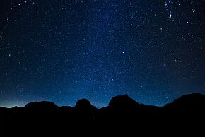 Photo de nuit d'un ciel étoilé.