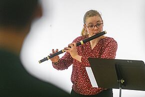 Femme faisant de la flute traversière