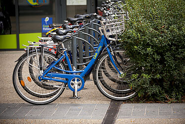 Vélos du service "Cap sur le Vélo" stationnés 