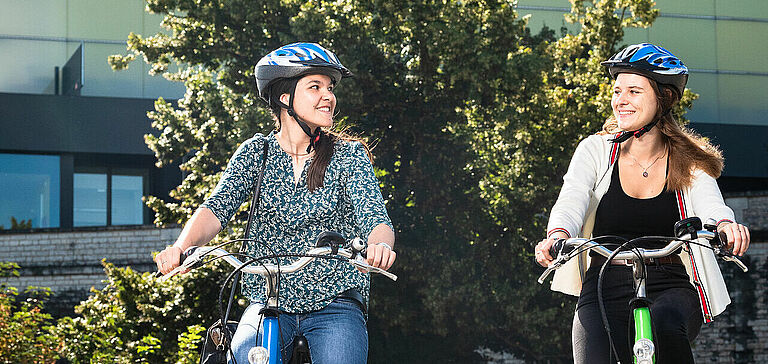 2 femmes circulant à vélo