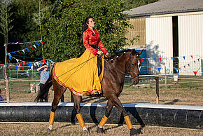 Photo d'une femme sur un cheval au centre équestre.